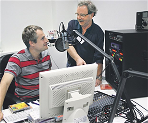 Der "gesunde Sound" aus dem Klinikradio Am Mikro ist immer gute Stimmung: Moderator David Heisig (links) mit Werner Lapp, dem Gründer des Klinikradios in Offenbach.