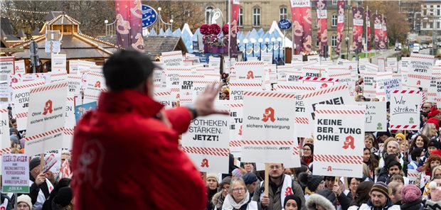 Gesundheitsminister Lucha fordert Apothekenreform vom Bund Am Mittwoch halten Teilnehmer einer zentralen Kundgebung des Landesapothekerverbands Baden-Württemberg auf dem Schlossplatz in Stuttgart Plakate in den Händen.