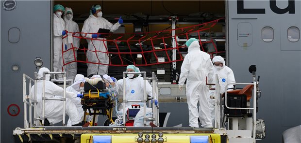 6000 COVID-Patienten auf Intensiv vor Weihnachten Am Mittwoch wird auf dem Flughafen Dresden ein COVID-19-Patient zur Verlegung in ein Spezialflugzeug der Bundeswehr befördert. Am Nachmittag wurden sechs Patienten nach Köln geflogen.