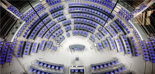 Drei Entwürfe zur Sterbehilfe in der Debatte Am Mittwoch wird sich der Bundestag in einer Orientierungsdebatte erstmals nach dem Urteil des Bundesverfassungsgerichts mit dem Thema Suizidassistenz beschäftigen.