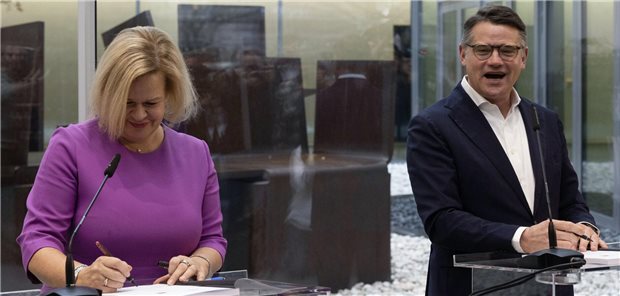 Am Montag haben die SPD-Landesvorsitzende Nancy Faeser und Ministerpräsident Boris Rhein von der CDU den Koalitionsvertrag der zukünftigen schwarz-roten hessischen Landesregierung unterzeichnet.