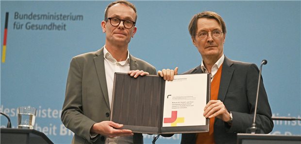 Vorschläge zur Notfallversorgung gefallen Krankenhausgesellschaft Am Montag stellten Tom Bschor (l.) von der Expertenkommission der Bundesregierung und Bundesgesundheitsminister Karl Lauterbach die Empfehlungen für die Reform der Notfallversorgung vor. Am Dienstag hebt die DKG den Daumen.