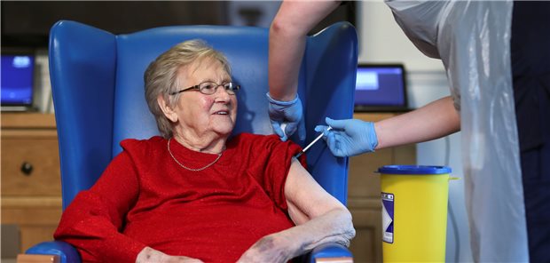 Am Montag wird die 90-jährige Annie Innes in einem Pflegeheim in Hamilton in Zentralschottland gegen COVID-19 geimpft. 