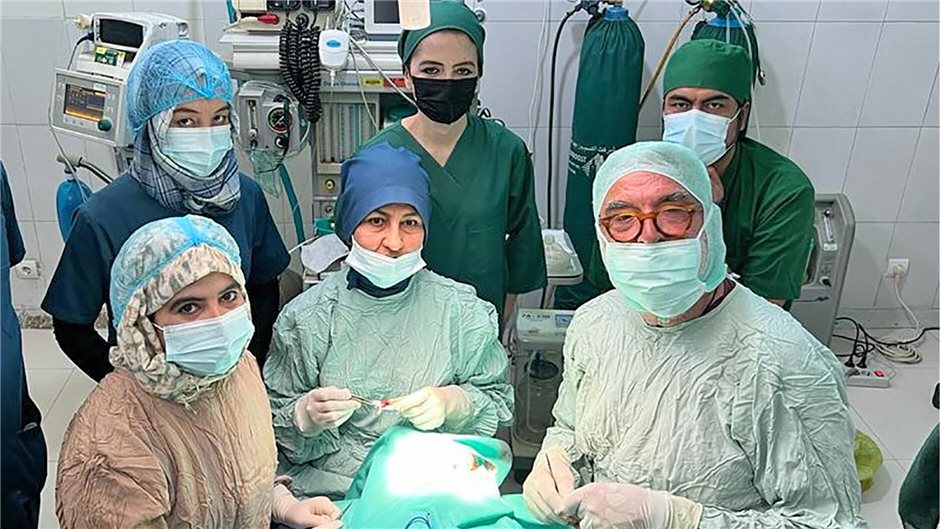 Am OP-Tisch in Kabul arbeiteten zu Dr. Schoeneichs Überraschung auch OP-Schweste...