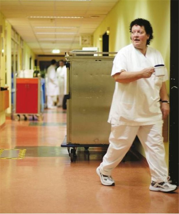Der Pflegeberuf zerrt häufig an den Nerven Am Personal wird in den Kliniken immer mehr gespart, aber die Arbeit wird nicht weniger. Das schlägt vielen Pflegekräften auf die Psyche.