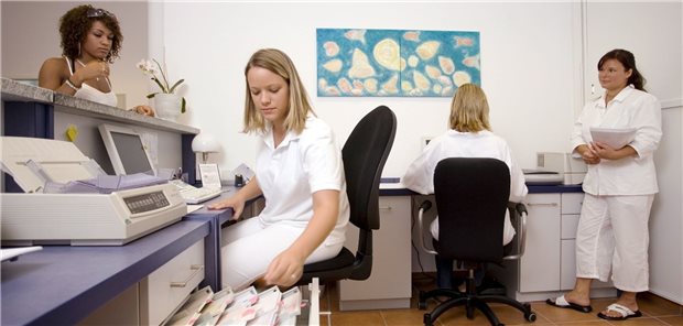 Am Praxis-Tresen besteht in der Pandemie viel Aufklärungsbedarf durch MFA. Eine Corona-Prämienzahlung bleibt ihnen trotzdem verwehrt.