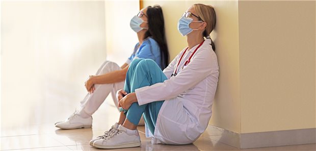 Am Rande der Erschöpfung: Viele Assistenzärzte beklagen, dass die Personaldecke in den Kliniken zu dünn ist. Überstunden sind eher die Regel als die Ausnahme.