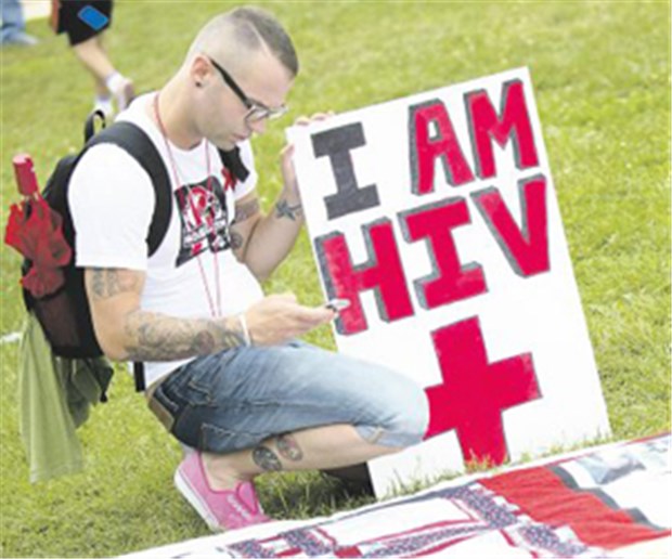 USA kämpfen gegen die Aids-Epidemie Am Rande der Welt-Aids-Konferenz in Washington fotografiert hier ein Mann Teile eines auf der National Mall ausgebreiteten Aids-Quilts.