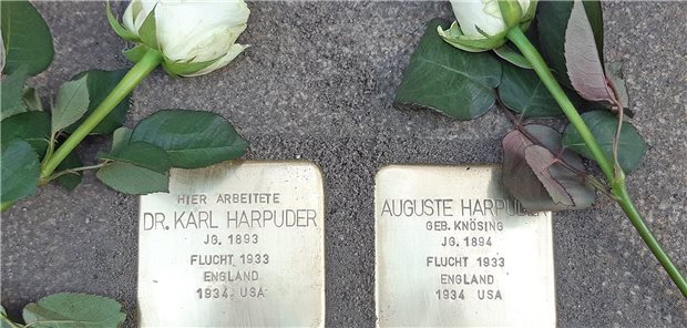 DGIM setzt Stolpersteine für ihre Opfer der NS-Diktatur Am Sitz des früheren Forschungsinstituts für Hydrologie und Stoffwechsel in der Wiesbadener Schützenhofstraße4 wird Dr. Karl Harpuder und Gemahlin gedacht.