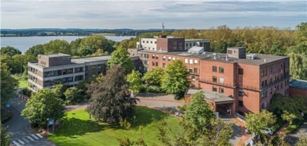 Schön Klinik Gruppe kündigt 250 Beschäftigten in Rendsburg und Eckernförde Am Standort Eckernförde will die Schönklinik die nicht-medizinischen Bereiche ausgliedern. Die Belegschaft ist empört.