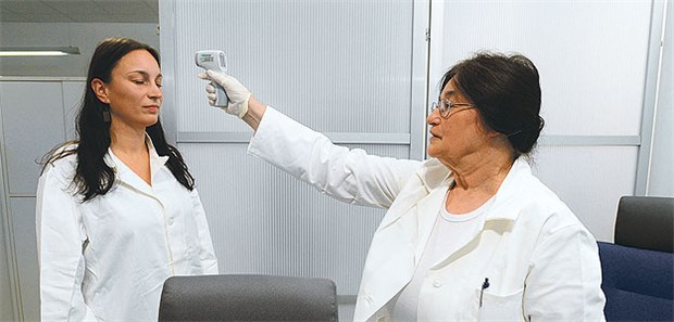 Mehr Geld aus Deutschland für die Forschung Am Vaclav Havel Airport in Prag in Tschechien demonstrieren medizinische Mitarbeiter das Temperatur-Screening bei Passagieren zum Schutz vor Ebola.