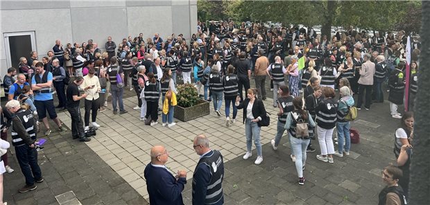 Am historischen Ort in Lahnstein haben sich am Mittwoch rund 500 Demonstranten versammelt: Vor 31 Jahren nahm dort bei einer Klausur von Gesundheitspolitikern die Budgetierung in der vertragsärztlichen Vergütung ihren Ausgangspunkt. Die Protestierenden sprachen sich für die Abschaffung von Budgets und Bedarfsplanung aus.