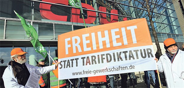Regierung droht eine krachende Niederlage Am vergangenen Montag demonstrierten Mitglieder von Berufsgewerkschaften vor der CDU-Parteizentrale gegen die Tarifeinheit.