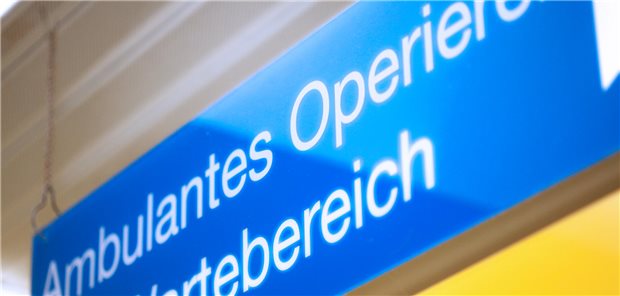 Ein weiß-blaues Schild, das zum Wartebereich Ambulantes Operieren hinweist.