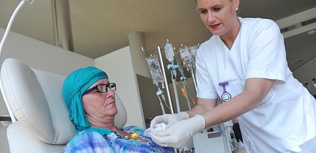 Kliniken suchen Kontakt zu Niedergelassenen Ambulante Chemotherapie: Onkologische Praxen und Kliniken können künftig intensiv zusammenarbeiten.