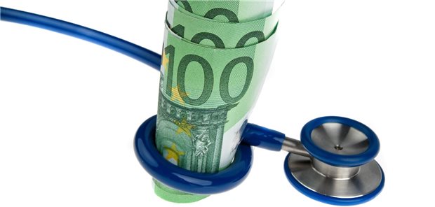 Stethoskop um Geldschein gewickelt.