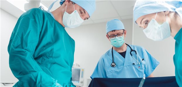 Ambulante Operation: Die Selbstverwaltung hat den Katalog sowohl in der Praxis als auch in Kliniken möglicher Operationen aktuell um 171 OPS-Codes erweitert.