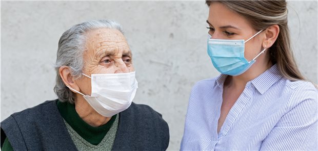Möglicherweise „Game changer“ für die frühe COVID-Therapie in Sicht Ambulante Pflegekraft betreut eine alte Frau: Für solche COVID-Hochrisikopersonen zeichnen sich wirksame Therapien in der Frühphase der Infektion ab.