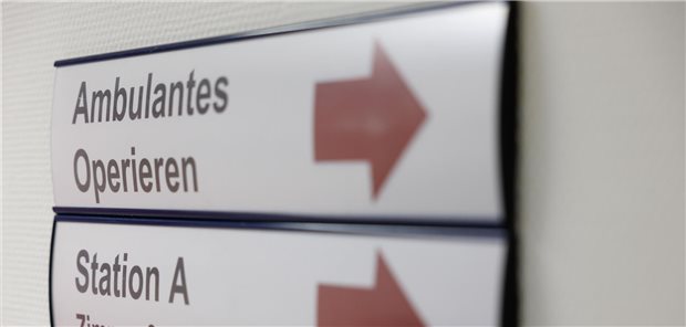 Schild mit der Aufschrift "Ambulantes Operieren"