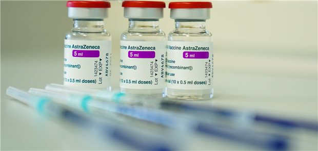 Europa will über Exportstopp bei Corona-Impfstoff reden Ampullen des COVID-19-Impfstoffs von AstraZeneca. Exportbeschränkungen Großbritanniens erschweren unter anderem die Lieferung von mehr Impfstoff in die EU. Darauf will die EU nun mit eigenen Ausfuhrstopps reagieren.