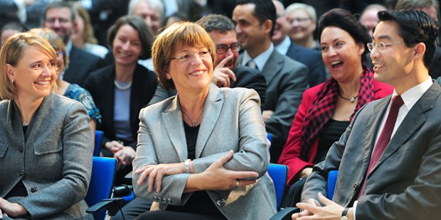Machtwechsel in der Friedrichstraße Amtsübergabe: Ulla Schmidt (SPD, Mitte) mit Philipp Rösler (FDP, rechts) und Annette Widmann-Mauz (CDU, links).