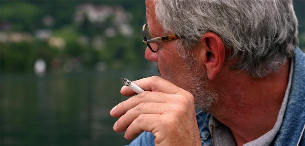 Fachgesellschaften präsentieren Eckpunkte für Lungenkrebsscreening Ein grauhaariger Mann raucht