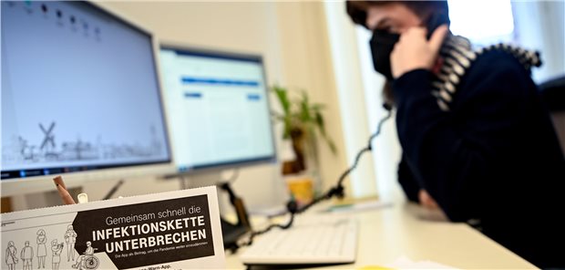 Persistierender digitaler Analphabetismus bei Gesundheitsämtern An PC und Telefon: Thomas Tobin, Mitarbeiter des Pandemiestabs im Gesundheitsamt Neukölln, kümmert sich um die Fallermittlung in Pflegeeinrichtungen.