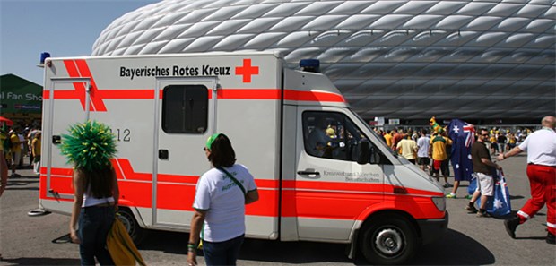 Tablet für bayerische RTW An Rettungswagen des Bayerischen Roten Kreuzes vor der Allianz-Arena in München: Tablets sind in 500 Fahrzeugen bereits im Einsatz.