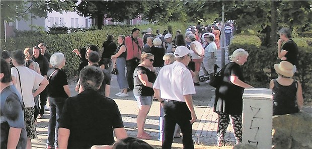 Hunderte nehmen Abschied von Hausarzt An dem Trauermarsch beteiligten sich Kollegen, Patienten und Bürger aus Offenburg.