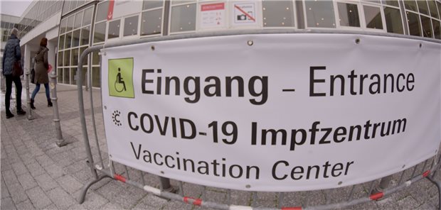 Vertragsärzte in Hessen erhalten vorgezogene Corona-Impfung An den kommenden beiden Wochenenden sind die 28 Impfzentren in Hessen wie hier in der Frankfurter Festhalle auch für die niedergelassenen Ärzte und deren Personal offen.