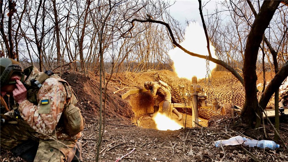 An der Bachmut-Front wird hart gekämpft. Die ukrainischen Truppen müssen mit Mun...