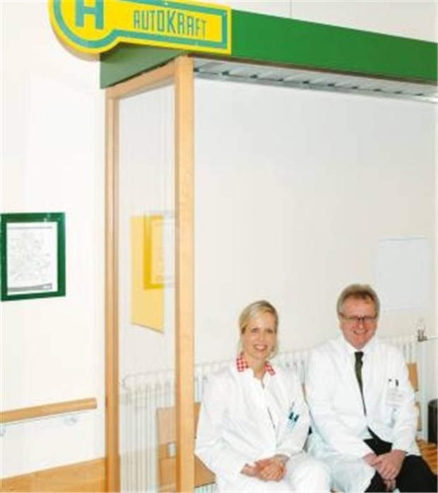 Beliebte Haltestelle, aber ein Bus hält hier nie An der Haltestelle finden Dr. Meike Reh und Dr. Werner Hofmann Patienten wieder.