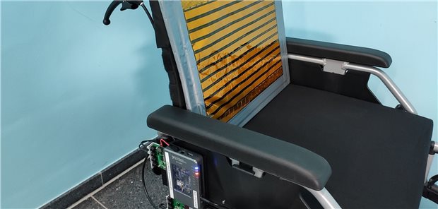 Smarter Rollstuhl soll die Haut schützen An der Hochschule Kaiserslautern entwickelten Forscher eine Sensormatrix für einen smarten Rollstuhl, der seine Nutzer vor Schäden durch Druckbelastung schützen soll.