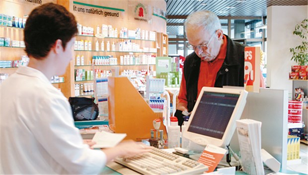 An der Kasse der Apotheke entscheidet sich: Zahlt der Patient die Zuzahlung oder wird sie dem Arzt belastet?