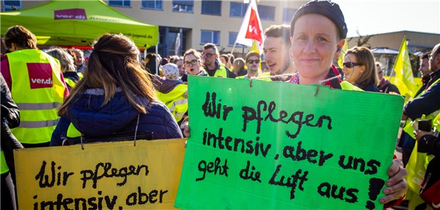 Beschäftigte der Helios-Kliniken fordern deutlich höhere Löhne An der Kundgebung zum Auftakt des Warnstreiks bei den Helios-Kliniken in Schwerin nahmen nach Angaben der Gewerkschaft Verdi etwa 350 Beschäftigte teil.