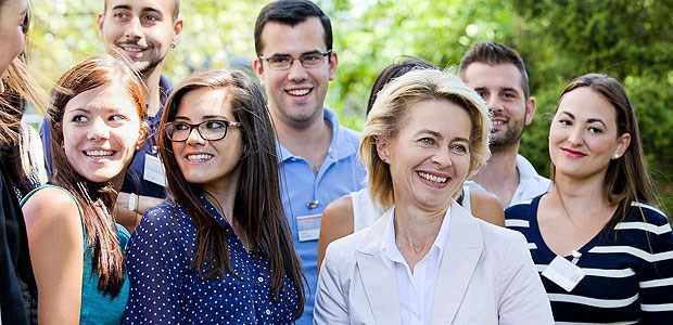 Spanische Pflegekräfte für die MHH An der MHH in Hannover begrüßt Bundesarbeitsministerin Ursula von der Leyen (CDU) 18 spanische Pflegekräfte und Krankenschwestern.