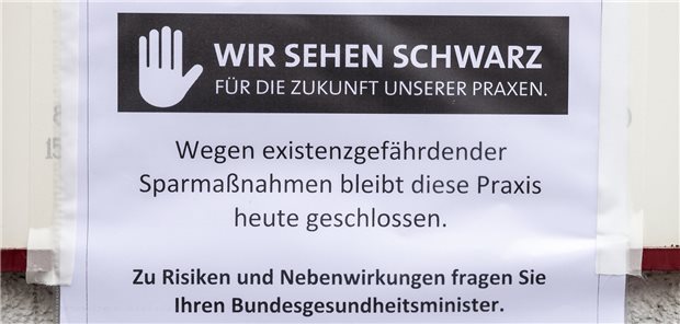 Hessische Ärzte schließen aus Protest erneut ihre Praxen An der Praxis eines Allgemeinmediziners hängt ein Zettel, der auf die Schließung hinweist. (Archivbild von Oktober)