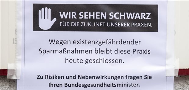 An der Praxis eines Allgemeinmediziners hängt ein Zettel, der auf die Schließung hinweist. (Archivbild von Oktober)