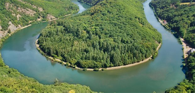 Die Luftaufnahme zeigt die sogenannte Saarschleife im Saarland.