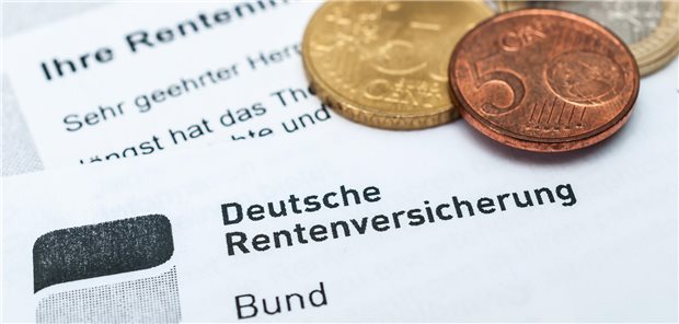An der Schnittstelle zur Freiberuflichkeit immer wieder eine Frage: Wann die Rentenversicherung Beiträge sehen will.