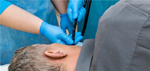 Mann bekommt eine Ösophagogastroduodenoskopie