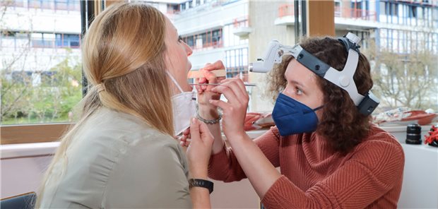 An der Universitätsmedizin Marburg sind im Zuge der Corona-Pandemie Grundlagen der Infektionsübertragung und Schutzfunktion durch verschiedene Ausrüstungen und Hygienemaßnahmen ergänzt worden.
