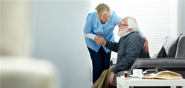 An die Hand nehmen: Die Community Health Nurse soll Bedarfslagen ermitteln und Versorgung koordinieren.