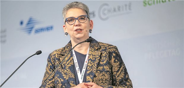 Pflegerats-Präsidentin Vogler: Pflegeassistenz bundeseinheitlich regeln „An dieser Stelle haben die meisten Bundesländer versagt“: Pflegerats-Präsidentin Christine Vogler zur Pflegeassistenz-Ausbildung. Die Verantwortung dafür liegt bei den Ländern.