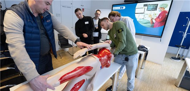 Ukrainische Ärzte trainieren Versorgung für den Kriegseinsatz An einer Puppe trainieren ukrainische Mediziner die Einschätzung von Brandverletzungen. In dem Workshop wird ukrainischen Ärztinnen und Ärzten die Erstversorgung von Brand- und Schwerstverletzten vermittelt.