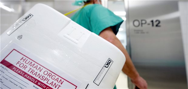 An gespendeten Organen herrscht permanenter Mangel. Hat jemand seinen Willen zur Organspende schriftlich niedergelegt, sind 70 Prozent der Angehörigen im Ernstfall bereit, der Spende zuzustimmen.