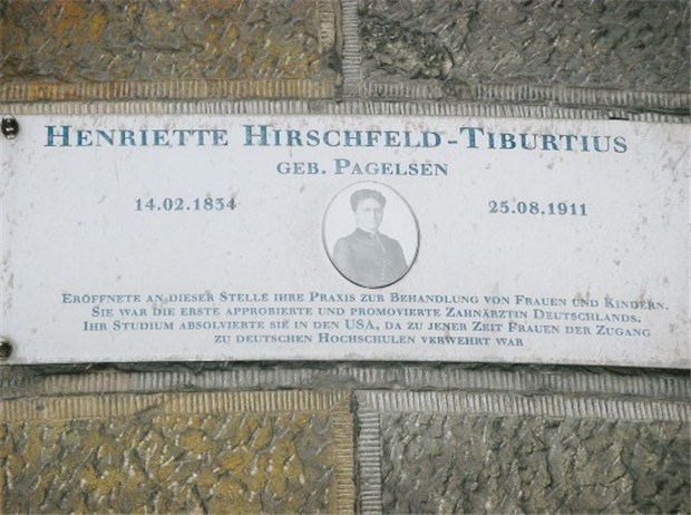 Von der Pastorentochter zur Hofärztin der Kronprinzessin An ihrem Haus in Berlin erinnert seit 1998 eine Gedenktafel an Henriette Hirschfeld-Tiburtius.