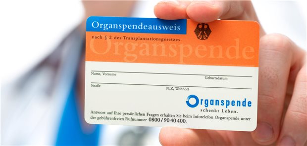 An mangelnder Spendenbereitschaft liegen die niedrigen Organspende-Zahlen in Deutschland nicht. Nach BZgA-Umfrage von 2022 sind 73 Prozent der Deutschen bereit, Organe zu spenden. Aber nur 15 Prozent dokumentieren das auch.
