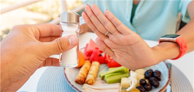An salzarmes Essen kann man sich einer aktuellen Studie zufolge anscheinend gewöhnen. Die Teilnehmer wurden in Videotelefonat-Sessions individuell geschult.