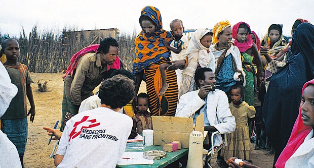 Ärzte 40 Jahre ohne Grenzen An vielen humanitären Brennpunkten unermüdlich im Einsatz: Mitarbeiter von "Ärzte ohne Grenzen" versorgen somalische Flüchtlinge, die es über die Grenze nach Kenia geschafft haben.